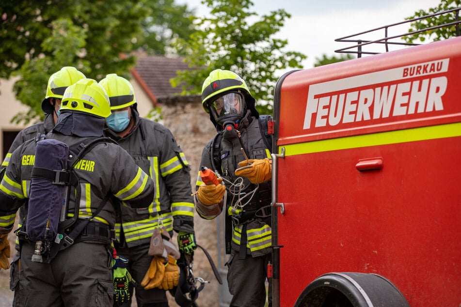 Feuerwehrleute sicherten die Einsatzstelle ab.