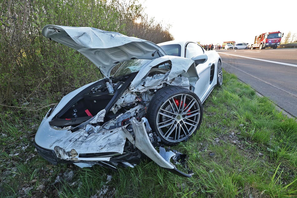 Der Porsche-Fahrer (18) verlor die Kontrolle über sein Auto und krachte mit einem Lkw und einer Leitplanke zusammen.