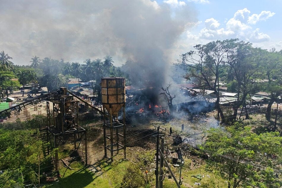 Auf diesem Foto steigt Rauch von einem Markt auf, nachdem das Gebiet im Bezirk Kyauktaw im Bundesstaat Rakhine in Myanmar angeblich von einem Luftangriff des Militärs getroffen worden war.