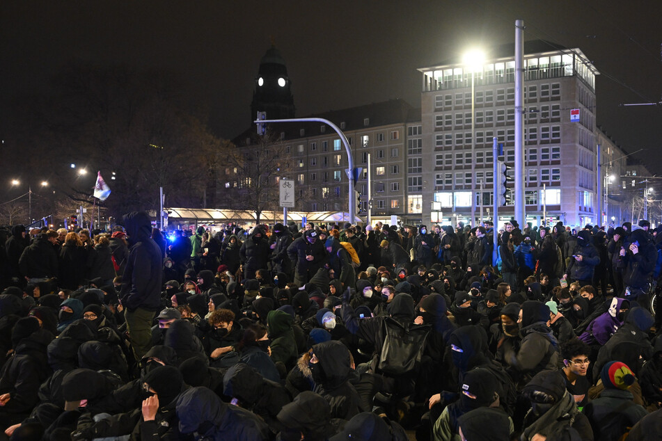 Die Gegendemonstranten blockierten am Montagabend den Pirnaischen Platz.