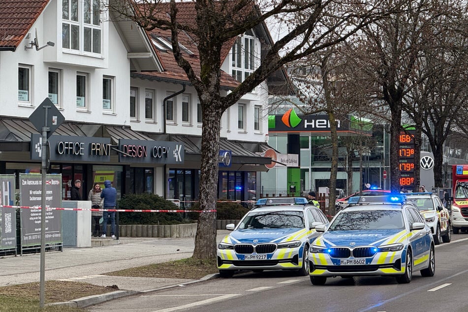 Polizei und Rettungsdienst stehen am Tatort.