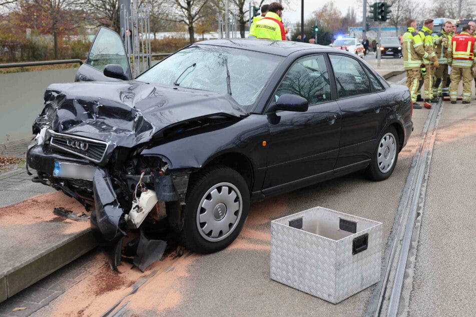 Crash in Seidnitz: Audi wird in Haltestelle geschleudert