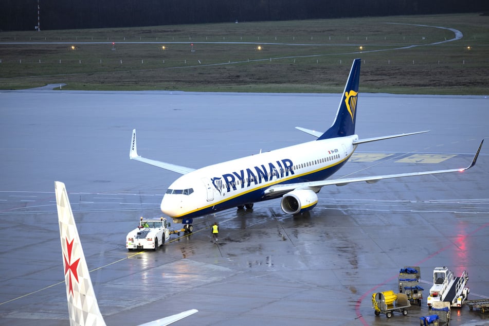 Der Passagier eines Ryanair-Fluges verstarb leider im Flugzeug. (Symbolbild)