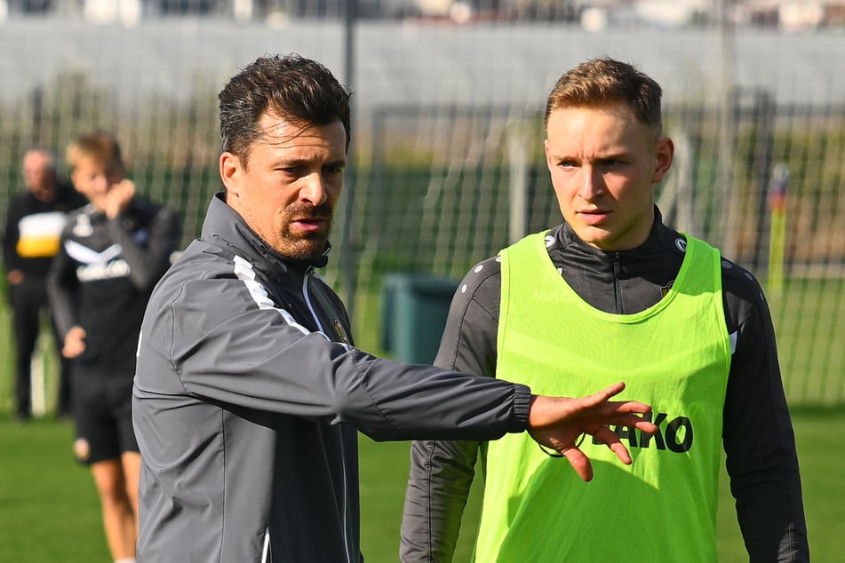 Dass sich Dynamo-Trainer Thomas Stamm (41, l.) mit der Talenteförderung auskennt, kommt Tony Menzel (19) durchaus zugute.