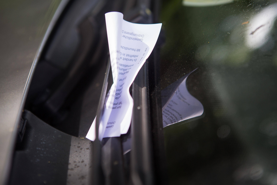 Ärgerlich! Falschparker müssen je nach Situation bei einem Knöllchen zwischen 10 und 110 Euro blechen. (Symbolbild)