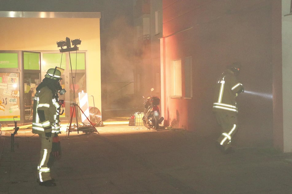 Die Feuerwehr war mit etlichen Kräften vor Ort und löschte den Kellerbrand.