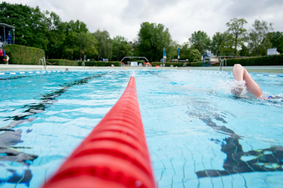 Freizeitsportler schwimmen im Sommerbad Wilmersdorf. (Archivbild)
