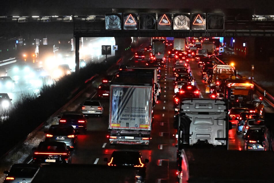 Durch den Schneefall hat es in Hessen massive Verkehrsbehinderungen gegeben. Auf der A3 hat sich ein bis zu 30 Kilometer langer Stau gebildet.