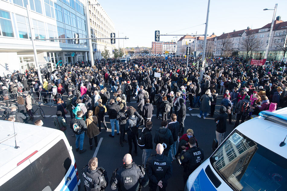 Gegendemonstranten stehen anlässlich der Demonstration der Stuttgarter Initiative "Querdenken" auf dem Augustusplatz.