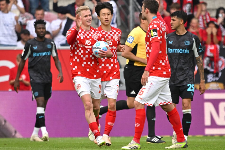 Stürmer Jonathan Burkardt (2.v.l.) markierte per Elfmeter den 2:2-Endstand.