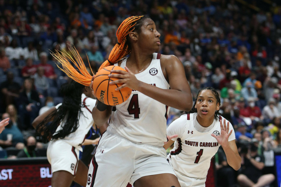 South Carolina Gamecocks forward Aliyah Boston (c) tallied up her 27th-straight double-double on Friday night.