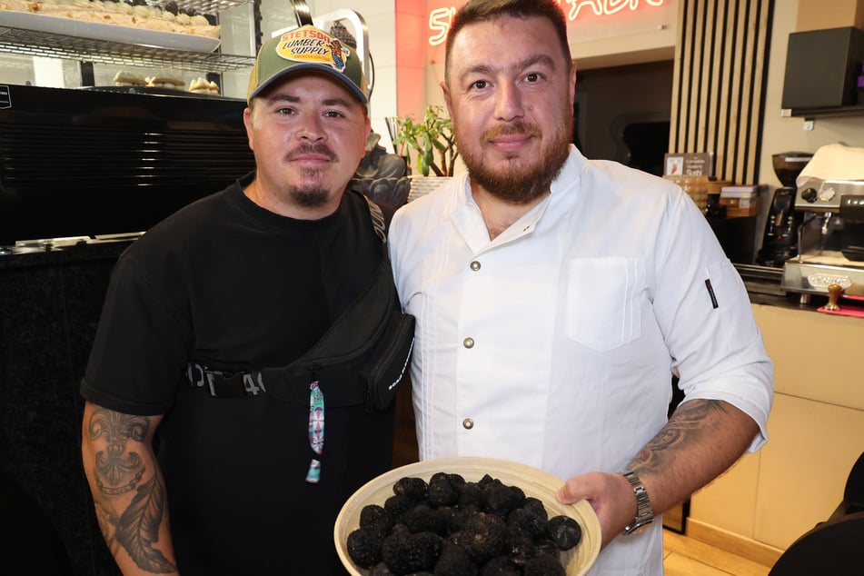 Tokio-Hotel-Drummer Gustav Schäfer (36, l.) besuchte das Sushi-Restaurant von Sascha Mints in Chemnitz.