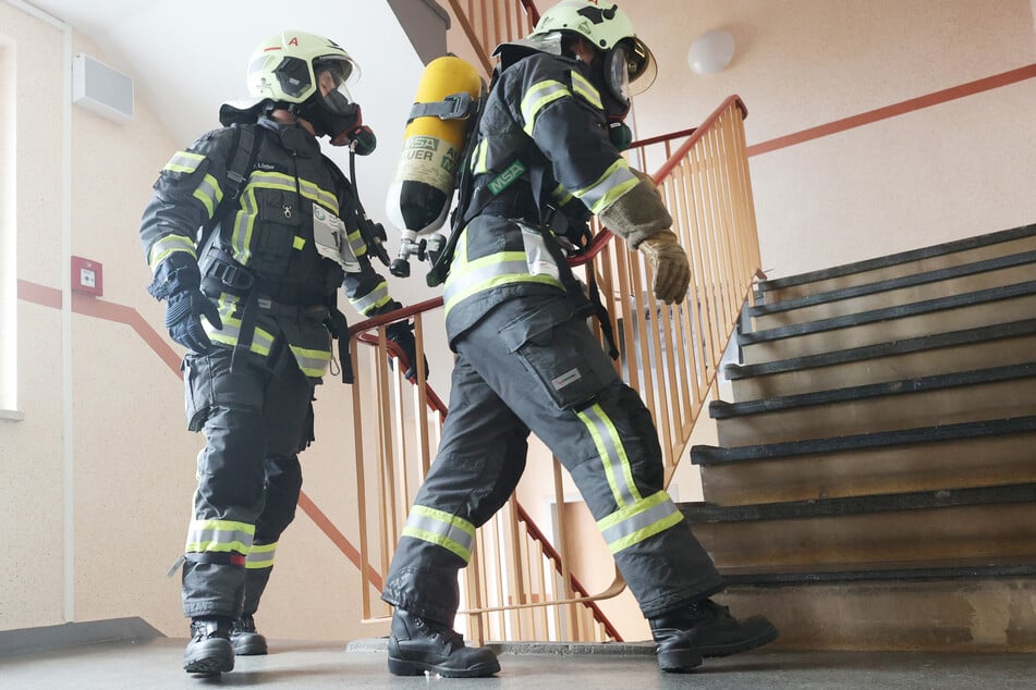 Die Einsatzkräfte der Feuerwehr gehen in kompletter Schutzausrüstung ebenfalls im Einzel- und Zweier-Teamwettbewerb an den Start. (Symbolbild)