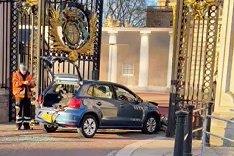 Dieser Kleinwagen krachte in das Tor des Buckingham-Palastes.