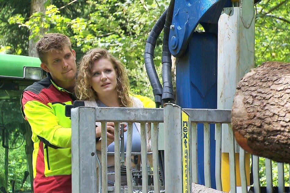 Bei Forstarbeiten kommt es bei Yannik (22) und Michelle (25) beinahe zu einer Katastrophe.