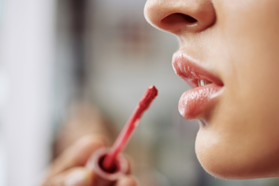 Manche Farbpigmente in Kosmetika stehen in der Kritik - etwa das umstrittene Titandioxid. 8 von 16 getesteten Lipgloss-Produkten erhielten von "Öko-Test" - nicht nur deswegen - ein "ungenügend". (Symbolbild)