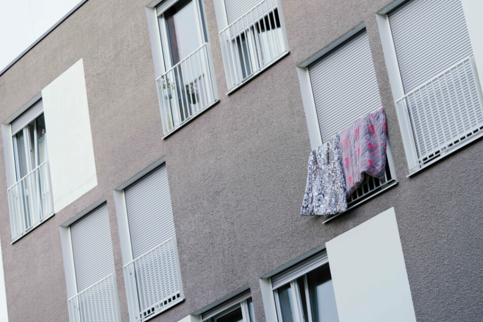 Bettzeug hängt an einem Studentenwohnheim im Neuenheimer Feld außen an einem Fenster. Der ganz große Druck auf die Studierenden, noch schnell vor Semesterstart einen Unterschlupf zu finden, bleibt in diesem Jahr vielerorts wegen der Corona-Krise aus.