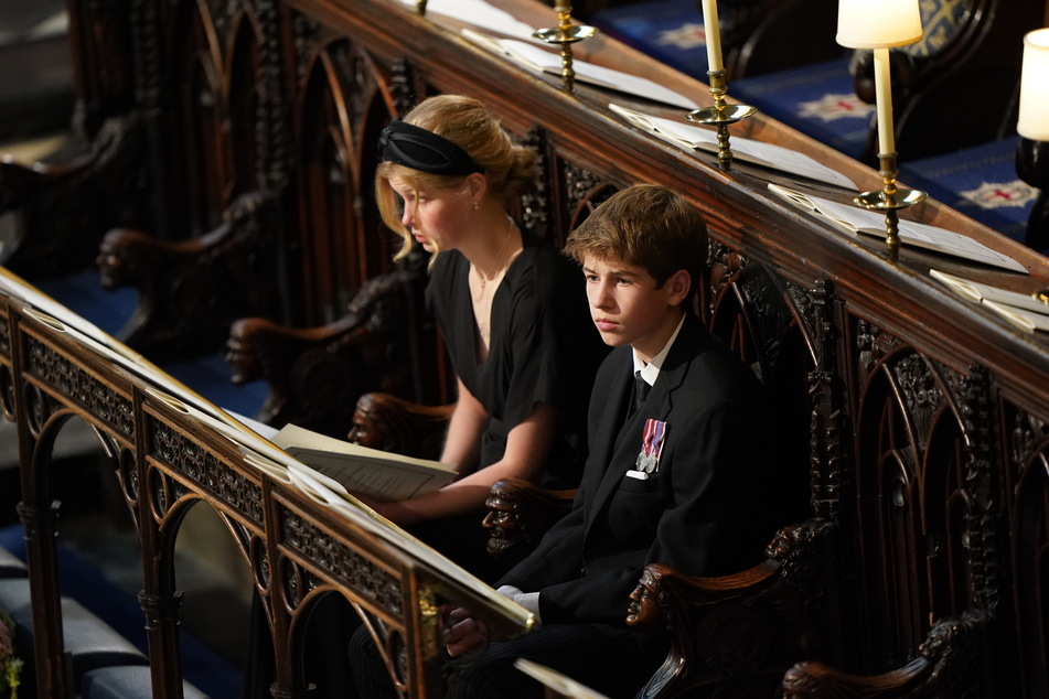 James, Viscount Severn (14) und Lady Louise Windsor (18) nehmen am Gottesdienst in der St.-Georges-Kapelle teil.