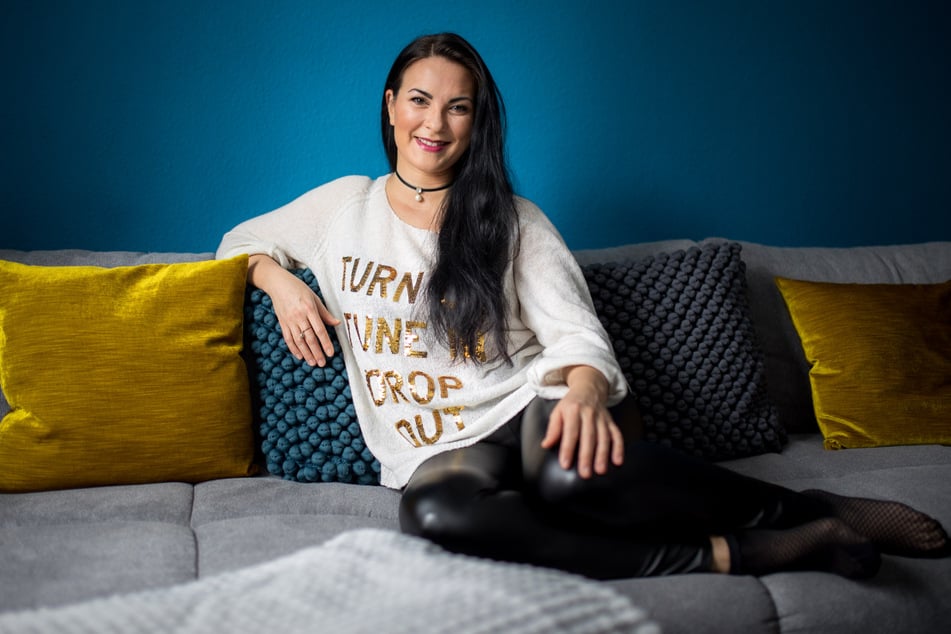 Dorothea Kriegl ganz privat auf dem Sofa in ihrer Leipziger Wohnung.