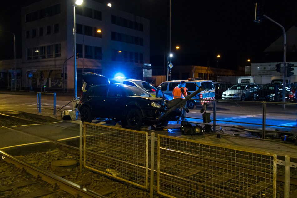 Bei einer Verfolgungsjagd in Frankfurt am Sonntagabend krachte ein 20-jähriger Autofahrer in eine Straßenbahnhaltestelle.