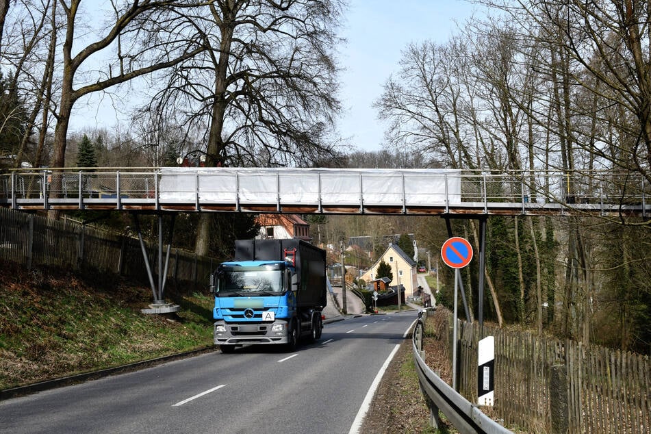 Die Zeisiggrundbrücke verläuft oberhalb der S 194 und ist die einzige Verbindung zwischen den beiden Forstgarten-Seiten.