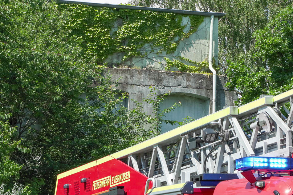 30 Einsatzkräfte vor Ort: Feuer in Bunkeranlage stellt Feuerwehr vor Probleme