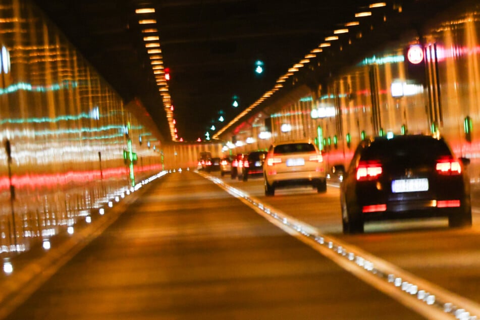 Wegen eines Warnstreiks ist der Hamburger Elbtunnel bis Dienstagabend nur eingeschränkt befahrbar. (Symbolfoto)