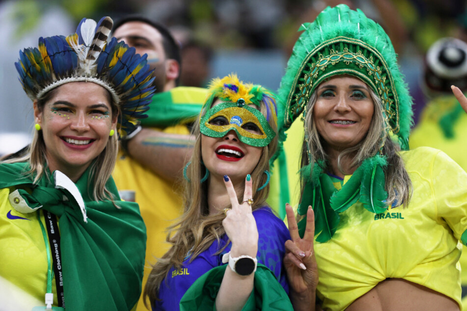Die brasilianischen Fans im Lusail-Stadion sind bereit.