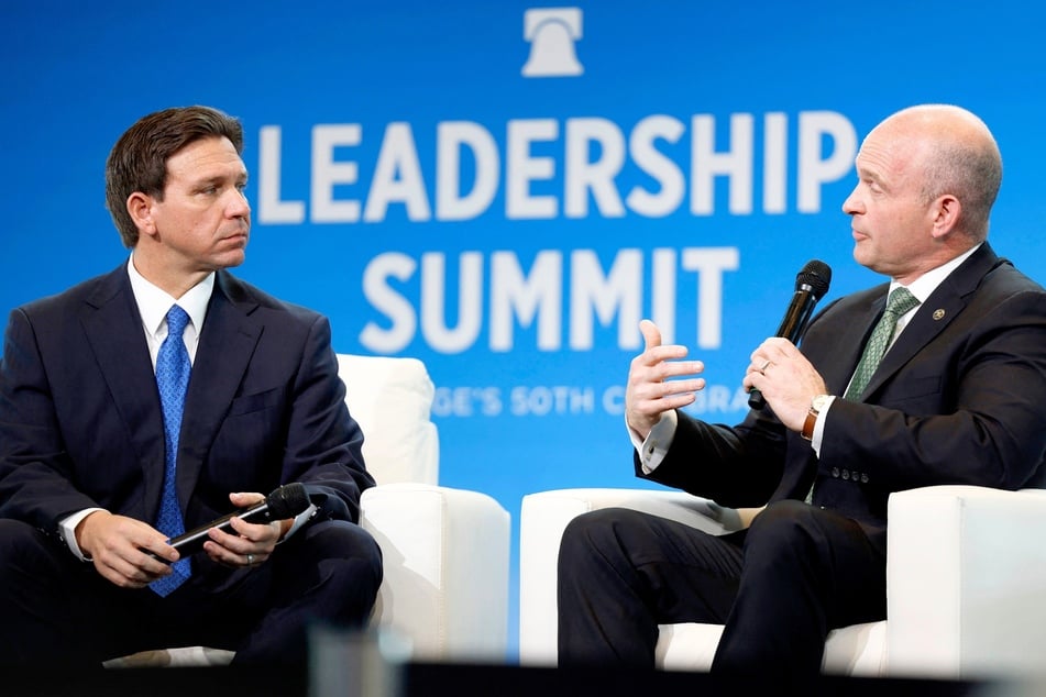 Florida Governor Ron DeSantis (l.) speaking with Heritage Foundation president Kevin Roberts during an event in National Harbor, Maryland on April 21, 2023.