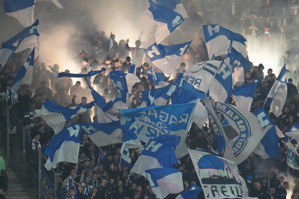 Die Hertha-Fans wollen am Sonntag endlich den ersten Heimsieg ihrer Lieblinge sehen und feiern.