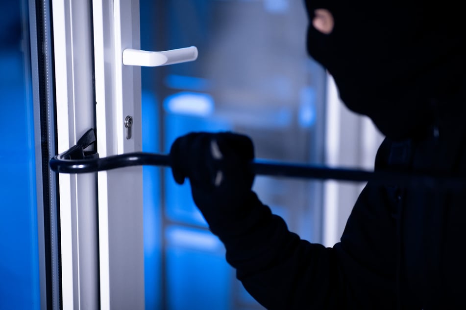 Die drei Täter hatten sich gewaltsam Zutritt zu dem Wohnhaus verschafft, vermutlich durch das Aufhebeln der Terrassentür. (Symbolbild)
