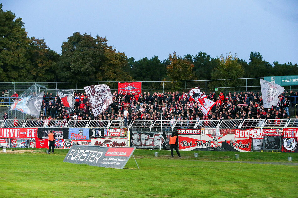 Zahlreiche Fans unterstützten den FC Rot-Weiß Erfurt in Leipzig.