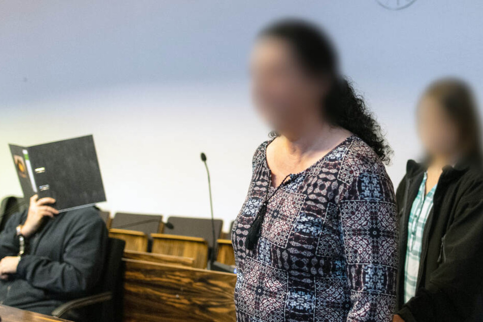 Maria (rechts) mit ihrer Mutter (Mitte) im Gerichtssaal. Links: der Angeklagte.