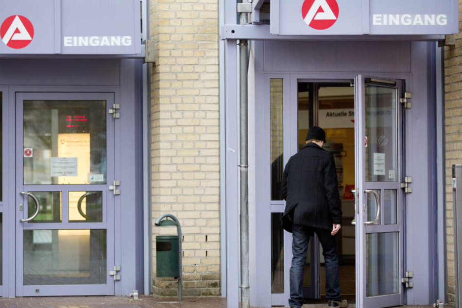 Im Juli mussten mehr Menschen den Gang zur Arbeitsagentur antreten. (Symbolbild)