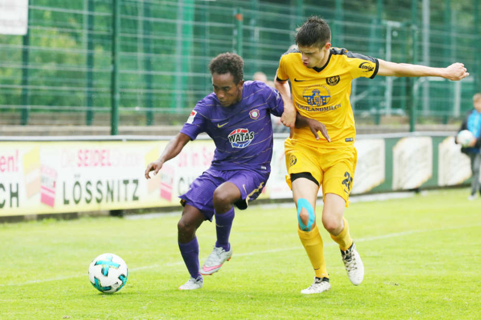 Binyam Belay (l.) im Zweikampf mit Auerbachs Marcin Sieber. Es war seine letzte Aktion im lila Trikot.