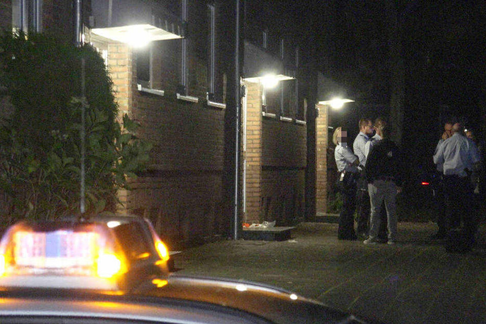 Die Polizisten am Tatort in der Christian-Schaurte-Straße.