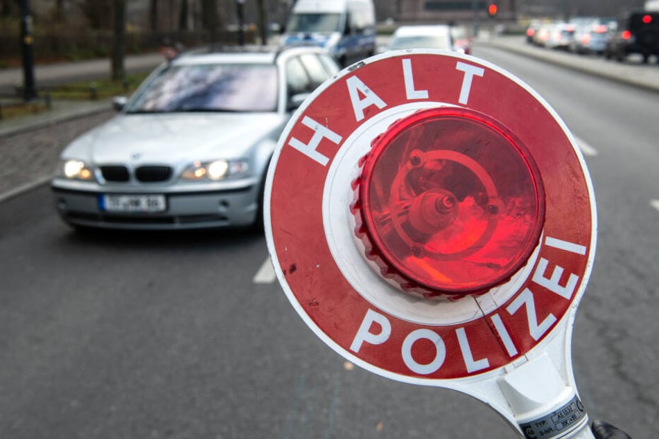 Der Jugendliche gab sich als Zivilfahnder aus und klaute so ein Auto in Bonn (Archivbild).