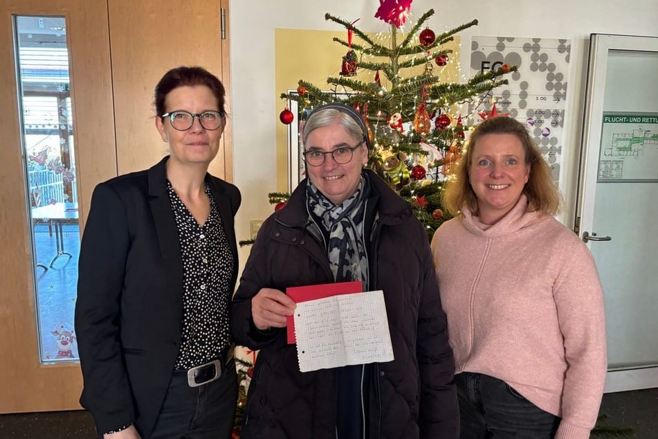 Schwester Nicola Maria (Mitte) nahm die Spende und den Brief des Obdachlosen entgegen.