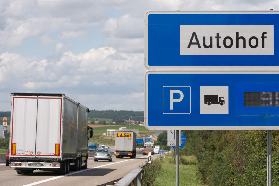 Auf einem Autohof in Sachsen-Anhalt flogen am Samstagabend die Klappstühle. (Symbolbild)