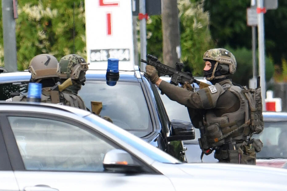 Einsatzkräfte des SEK stehen vor dem Hotel in Aschheim.