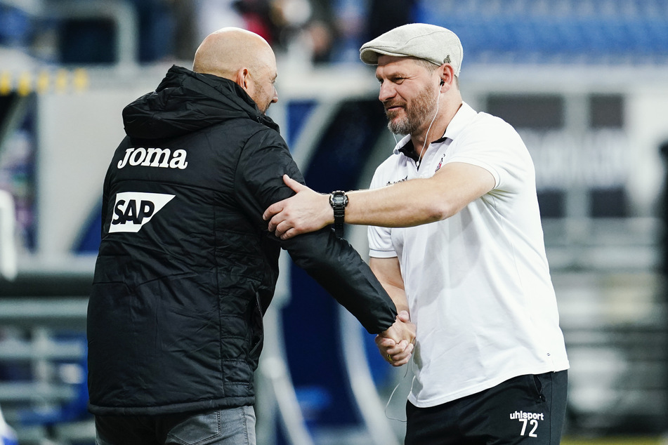 Vor Spielbeginn war die Laune noch gut: Kölns Trainer Steffen Baumgart begrüßte Alexander Rosen, Hoffenheims Direktor Profifußball.