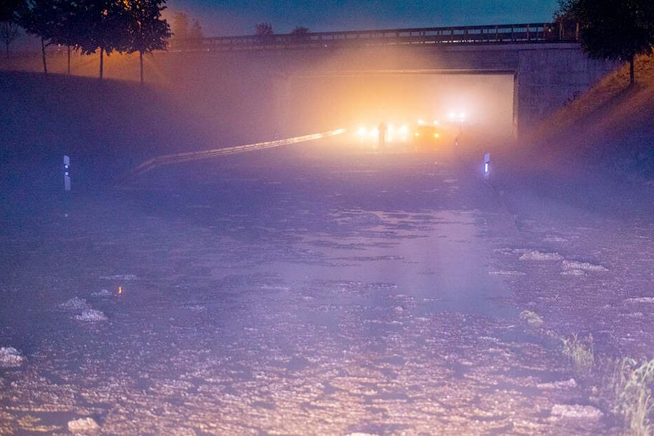 Die B174 bei Marienberg stand am Sonntagabend unter Wasser.