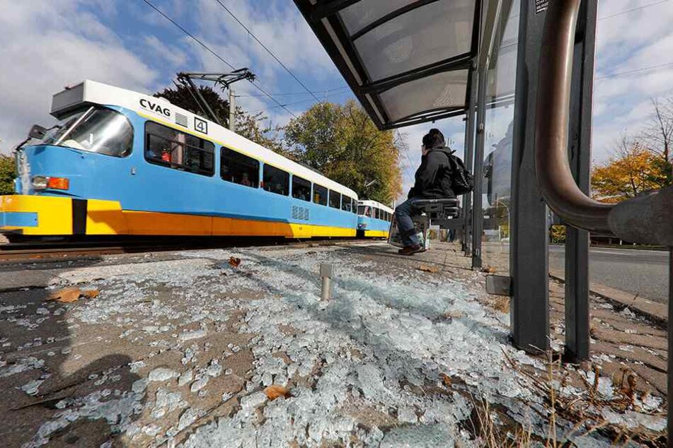 Zerstörte Haltestellen sind in Chemnitz immer öfter zu entdecken.