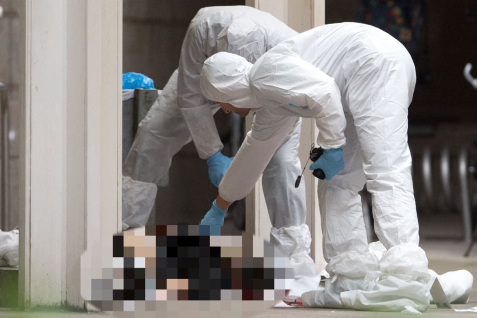 Der Angeklagte richtete seine Opfer mit Schüssen und Messerstichen regelrecht hin.