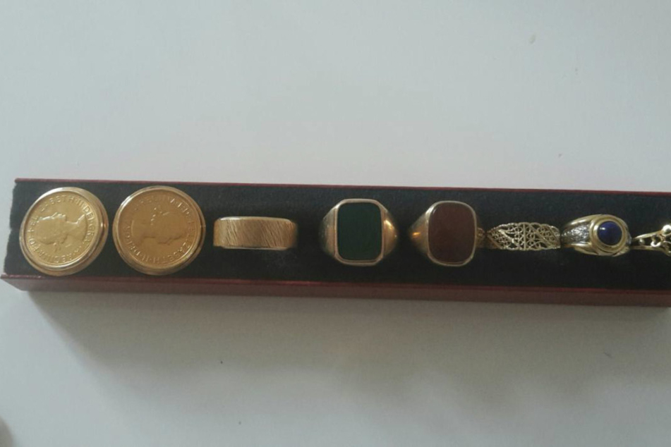 Diverse Ringe und wertvolle Münzen waren ebenfalls unter dem von Unbekannten erbeuteten Schmuck.