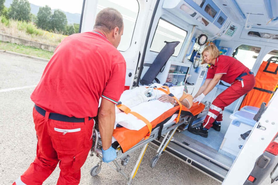 Die Frau musste in ein Krankenhaus gebracht werden. (Symbolbild)