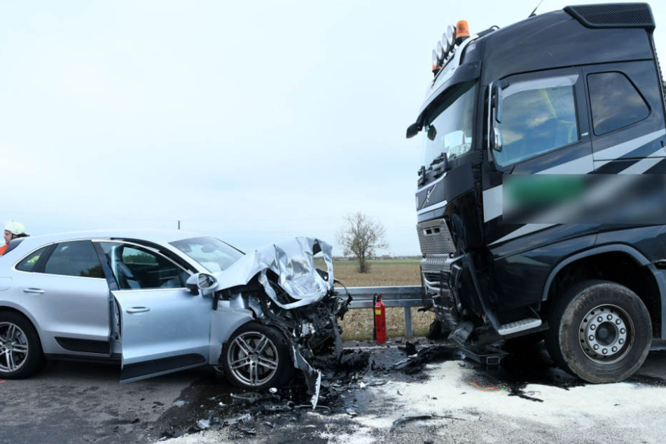 Der Porsche-Fahrer kam aus unbekannten Gründen auf die Gegenfahrbahn und krachte in den LKW.