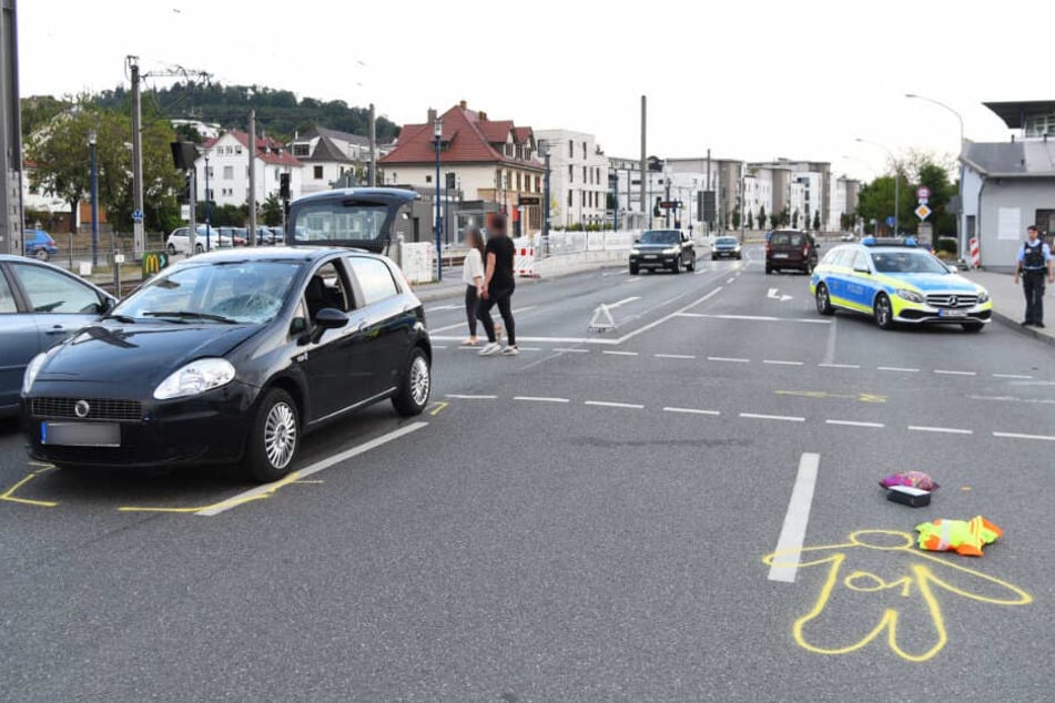Der 31-Jährige blieb mit schweren Verletzungen auf der Straße liegen. Die Umrisse hat die Polizei aufgesprüht.