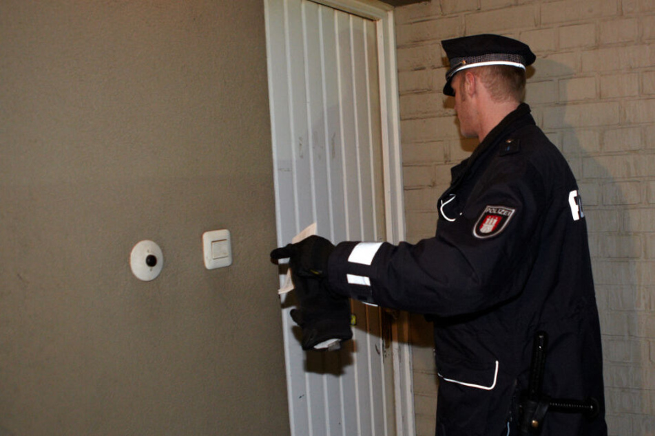 Zwei falsche Polizisten haben eine 89-jährige Leipzigerin am Samstagabend in ihrer Wohnung beklaut. (Symbolbild)