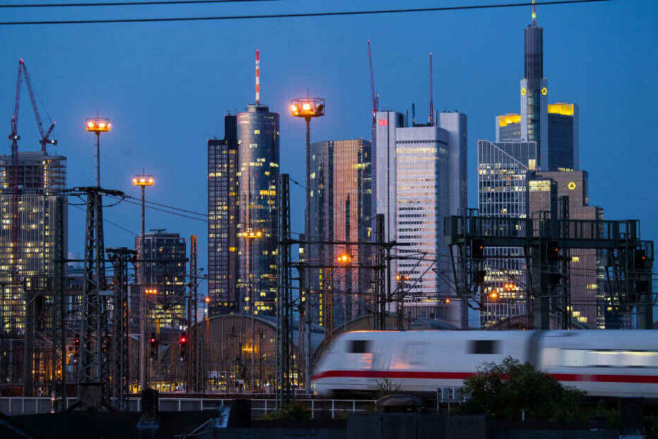 Seit der Erweiterung fahren die S-Bahnlinien S1 bis S5 sowie die S8 an den Wochenenden und vor Feiertagen nachts stündlich. Darüber sind etwa Wiesbaden, Mainz und Frankfurt sowie Darmstadt verbunden.